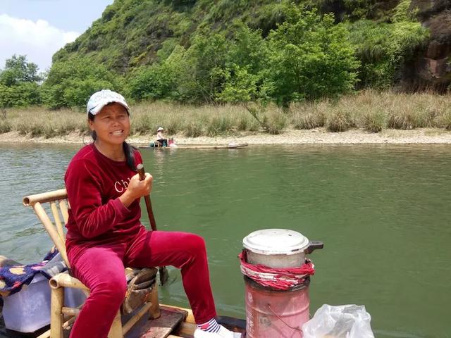 一个让人流连忘返的地方，山清水秀，只需要坐在河边发呆就行。