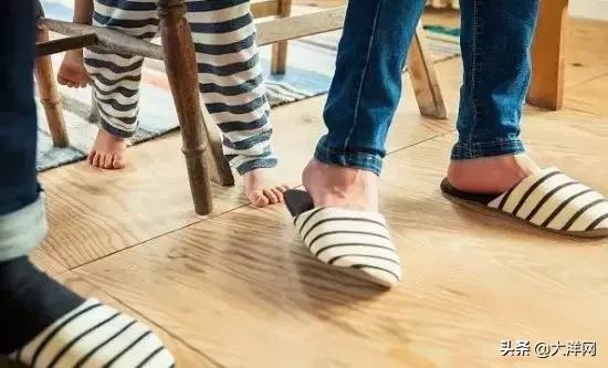 三岁小孩手上起红疹,三岁男童手上反复起皮