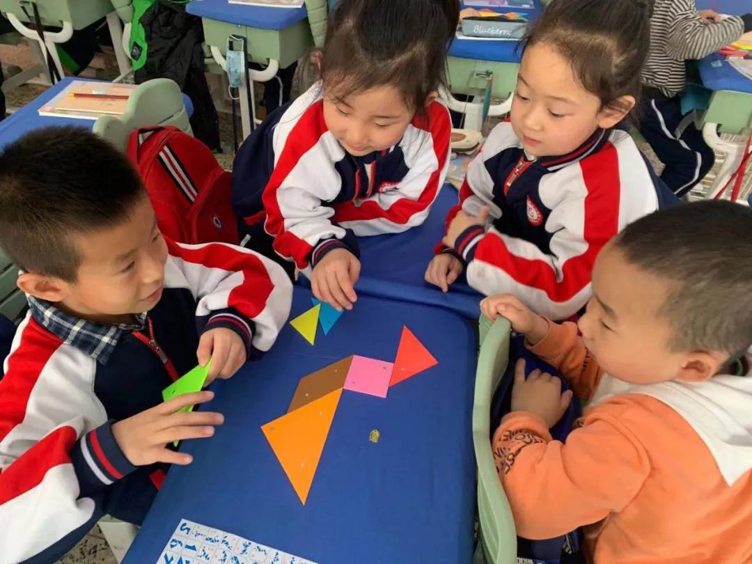【寓教于乐】敕勒川绿地小学乌兰分校一年级开展​玩转七巧板趣味拼搭活动​