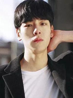 钻石脸适合什么发型男生短发,40岁钻石脸适合什么发型