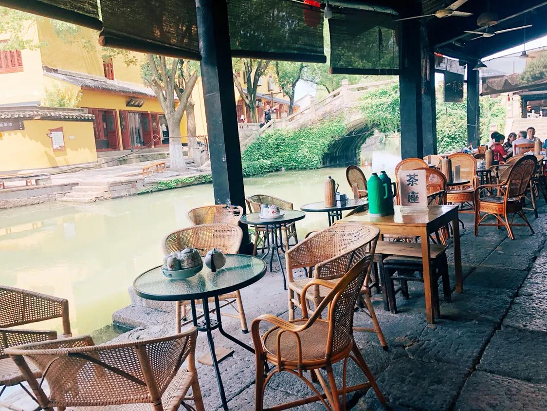 听戏享受这悠闲时光,听戏喝酒自在逍遥