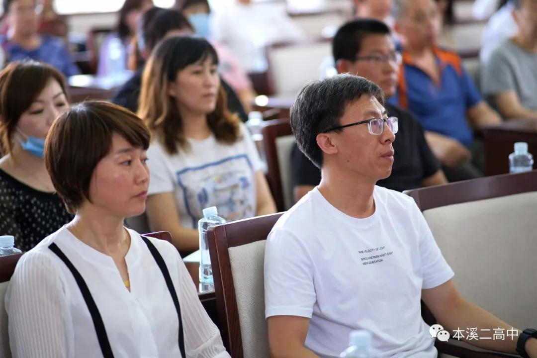 民进本溪二高中支部荣获“2018-2019年度省先进基层组织”，孟宪峰老师荣获“年度省优秀会员”