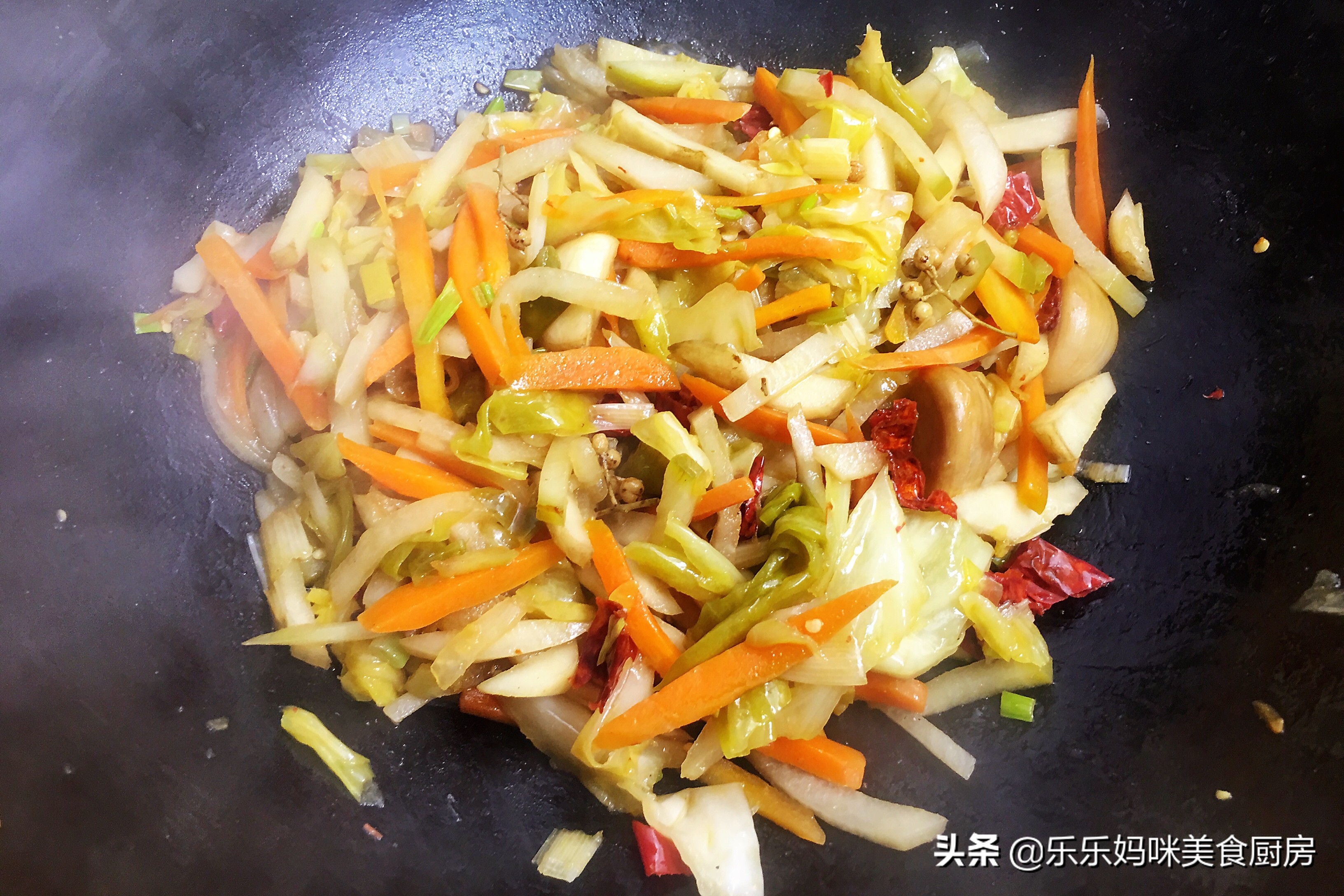 天冷腌的酸菜不酸怎么办,腌酸菜冬天冻了咋办