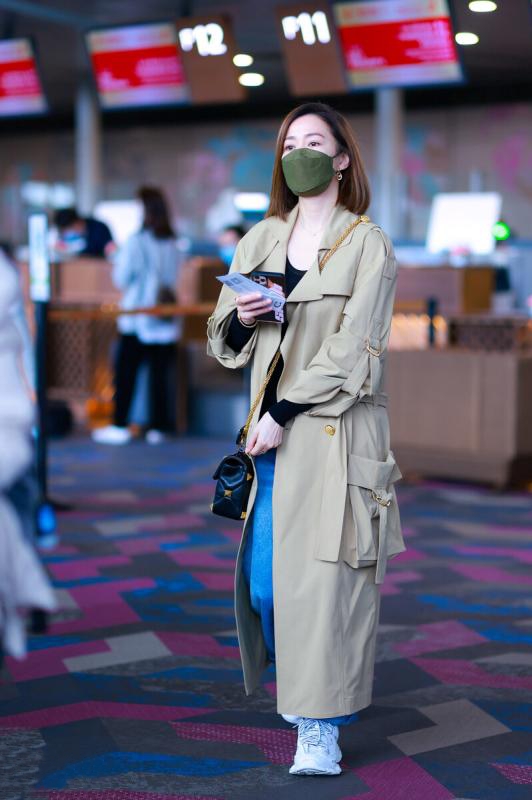 佘诗曼穿好看的灰色衣服裙子,佘诗曼风衣