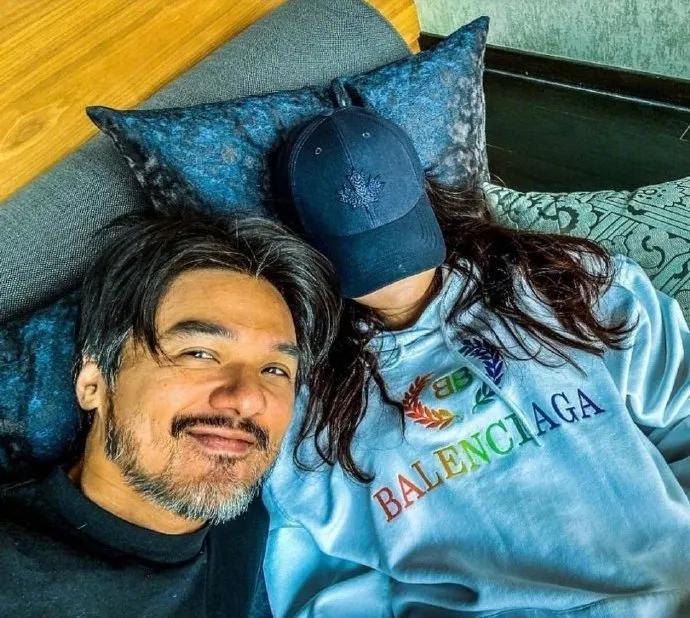 舒淇晒两人合照为丈夫庆生,舒淇与老公十指紧扣甜蜜恩爱