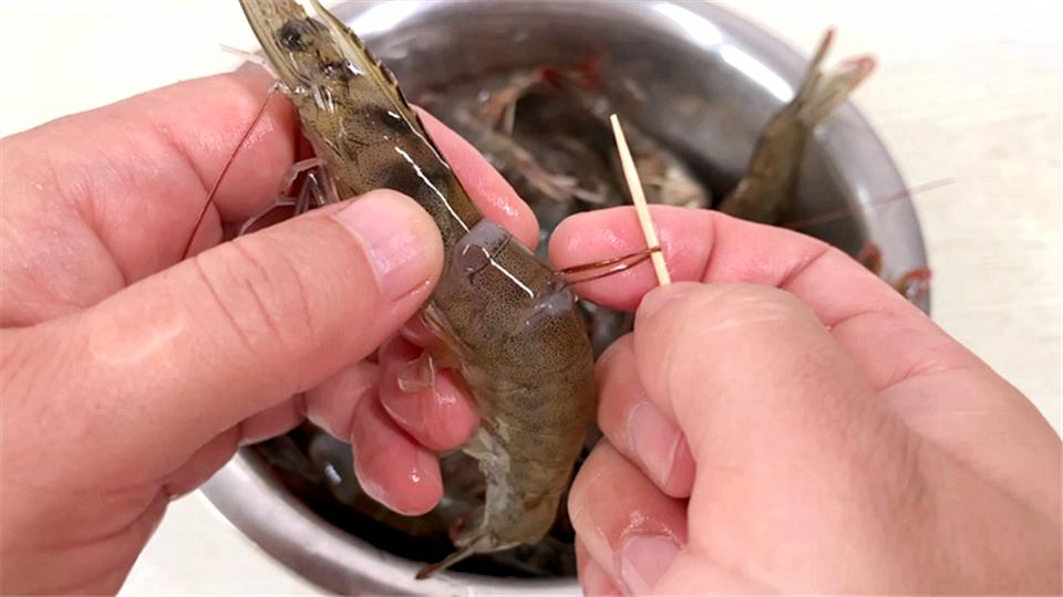 吃虾时，到底虾头能不能吃？70岁老渔民告诉你答案，别再做错了