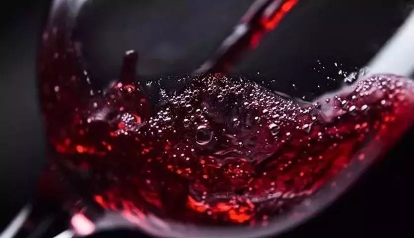 第一次喝红酒又酸又涩是怎么回事,红酒喝起来酸怎么办