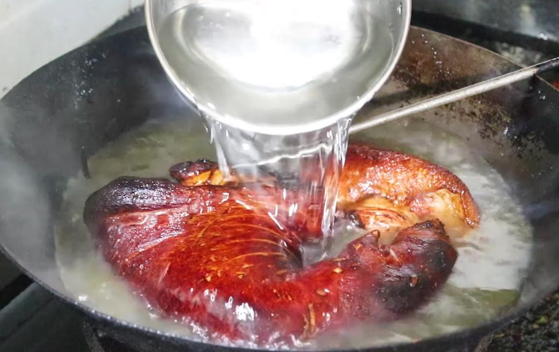 把整只猪脚往锅里一扔，做法和诀窍都告诉你，出锅馋得流口水