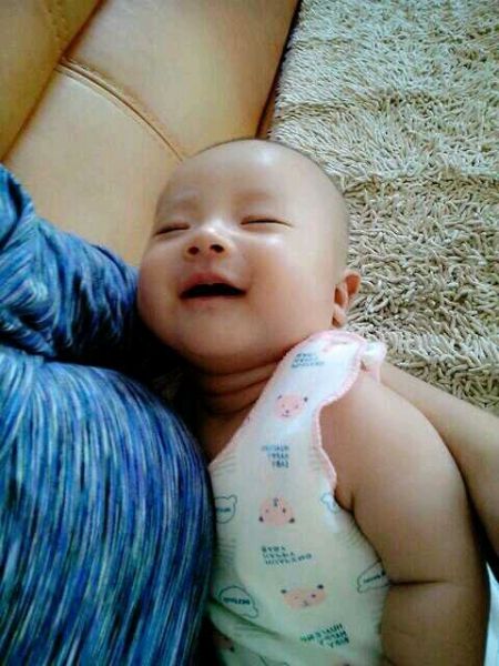 新生儿睡觉抿嘴是怎么回事,刚出生的小宝宝睡觉抿嘴