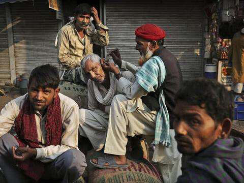 带着小红帽披着黄披肩，只为贵族服务，印度人的“绝活”还真不少