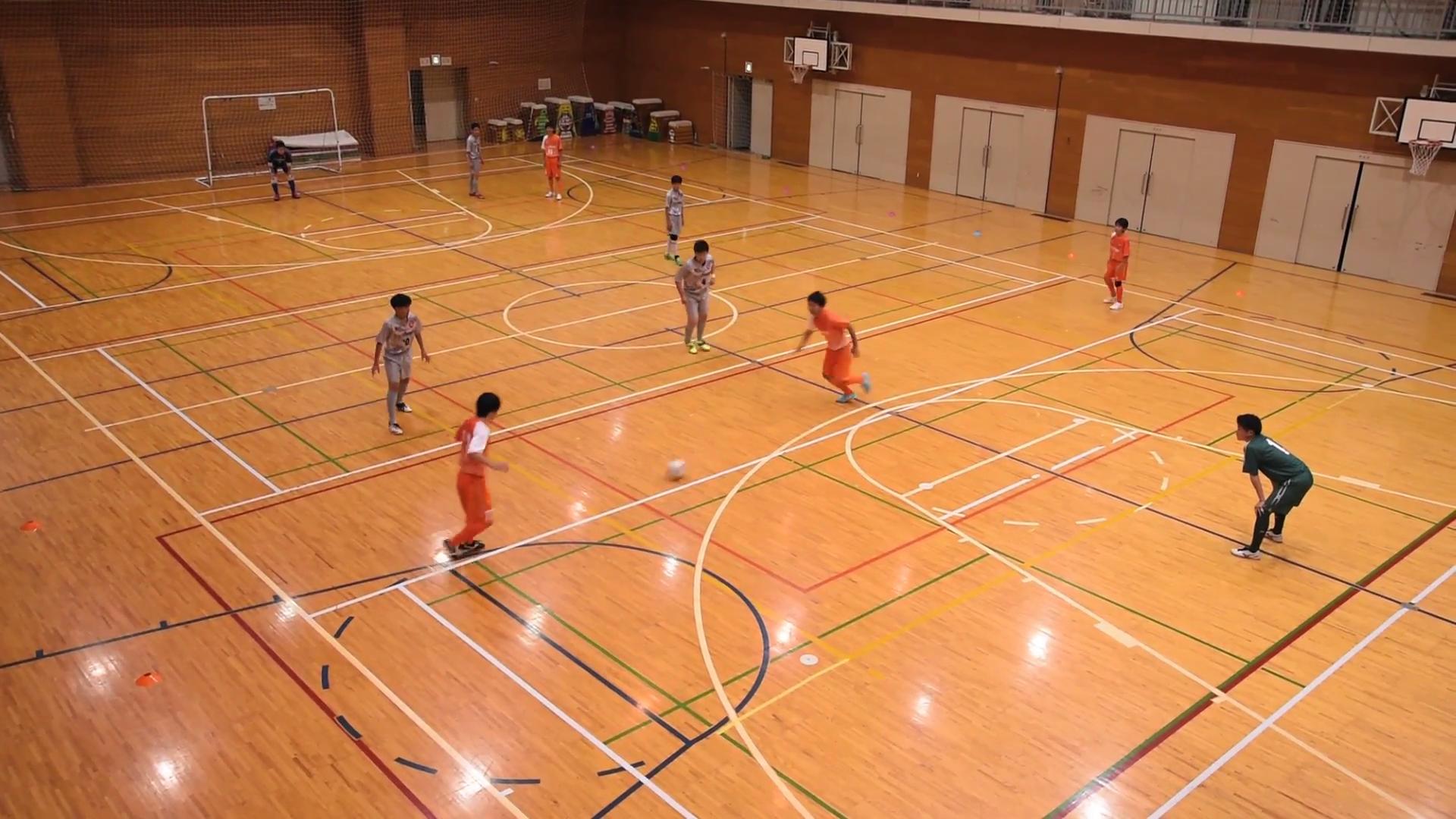 足球3人传球训练方法,3人进攻技巧教学