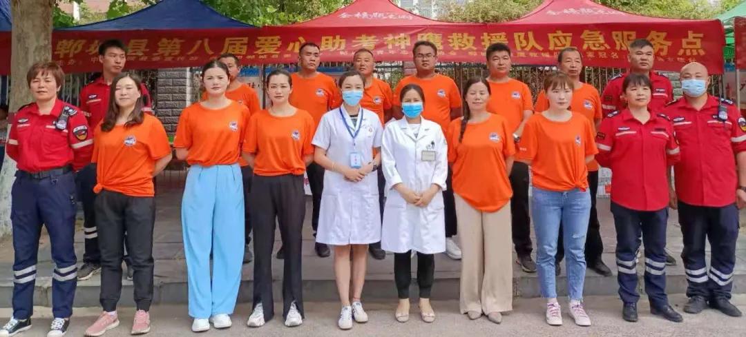 蓝天救援队助力高考 (应急救援队为高考生保驾护航)