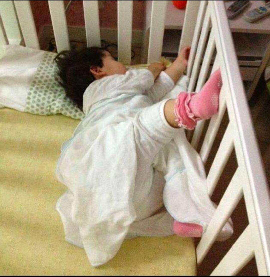 爸爸睡觉翻身误压宝宝,睡觉翻身不小心压到宝宝的头