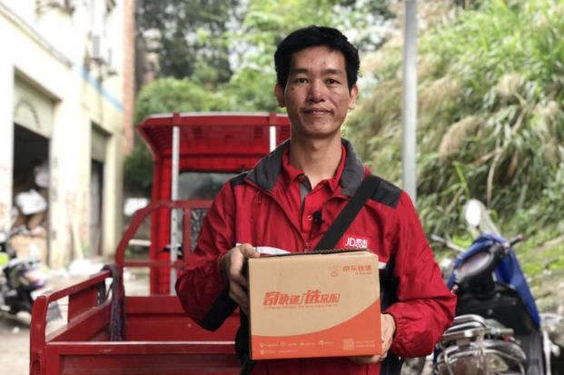 快递小哥月入4000亿,京东快递小哥3年赚200万是真的吗