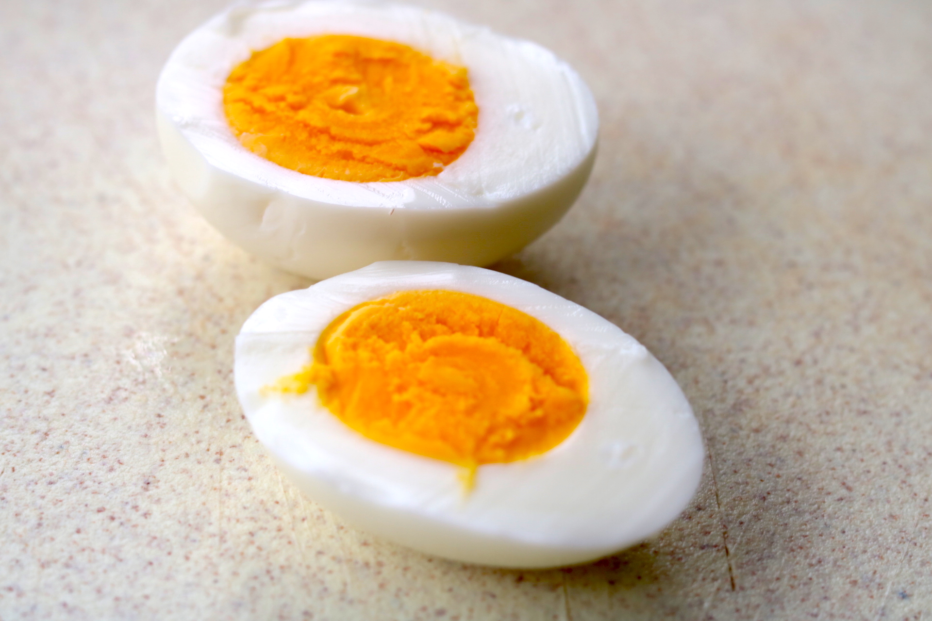 鸡蛋蛋黄发黑还能吃吗,为什么有些鸡蛋蛋黄发黑