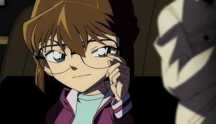 柯南中有无眼镜的效果，妃英里很意外，而她的女王之名实至名归