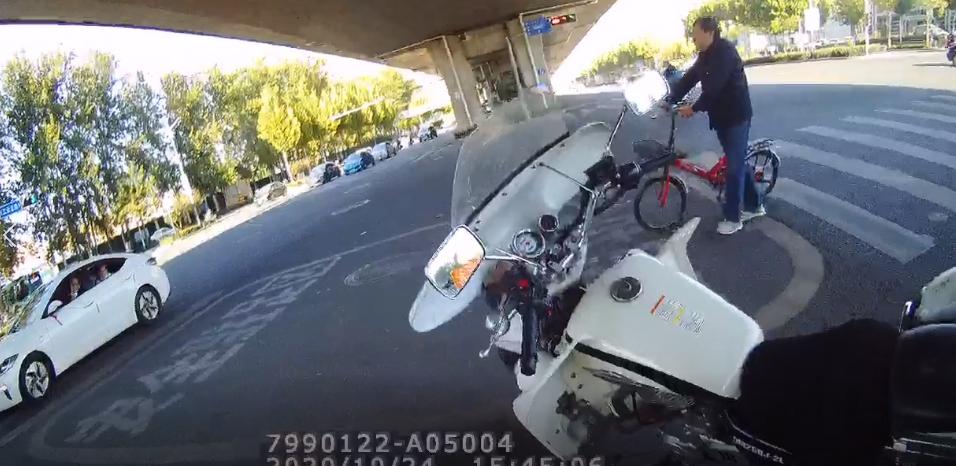 交警化身推车侠徒手推车,执勤交警一路小跑帮老人推车