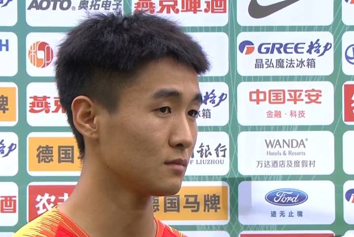 韦世豪抱摔队友,韦世豪鲁能反戈视频