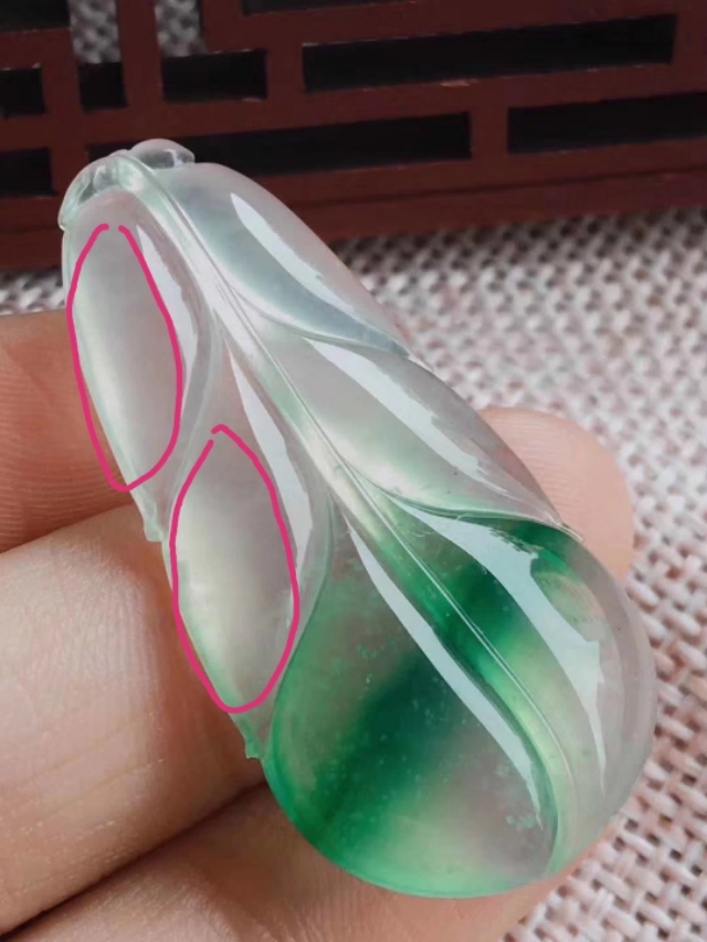 翡翠糯化起胶和糯冰哪个好,翡翠起胶的好还是高冰的好