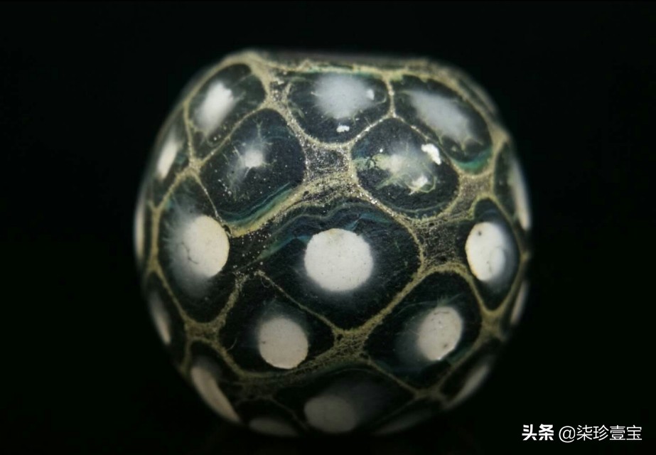 【古玩收藏与鉴赏】怎样辨别蜻蜓眼琉璃珠真伪。