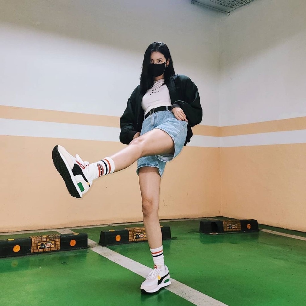 “南韩腿精”李宣美*服私**，白T超短裤加棒球外套，大长腿抢镜