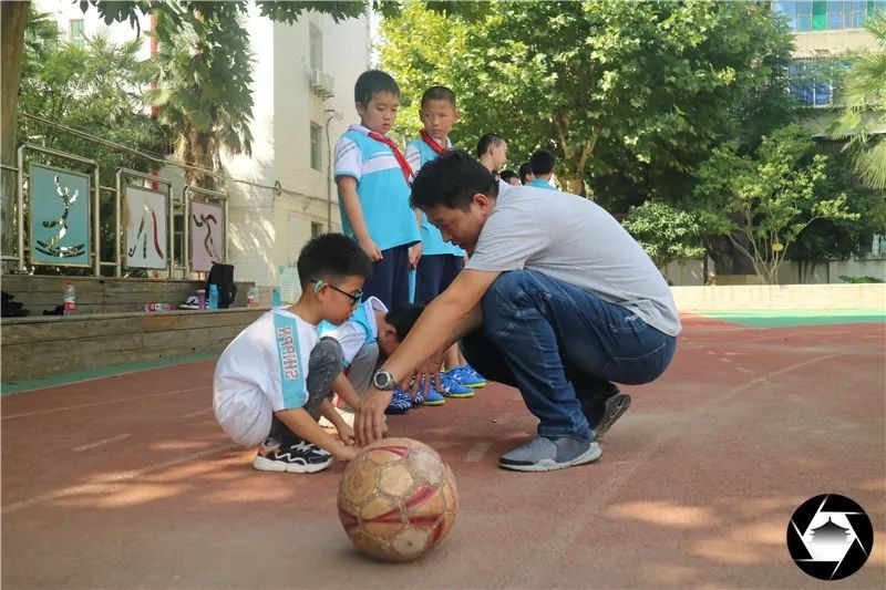西安北郊教孩子踢足球的地方,社区教小朋友踢足球