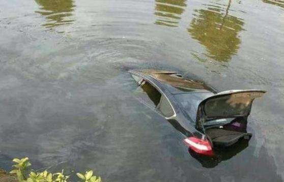 汽车不小心掉到河里如何自救,汽车不小心掉沟里了怎么办自救