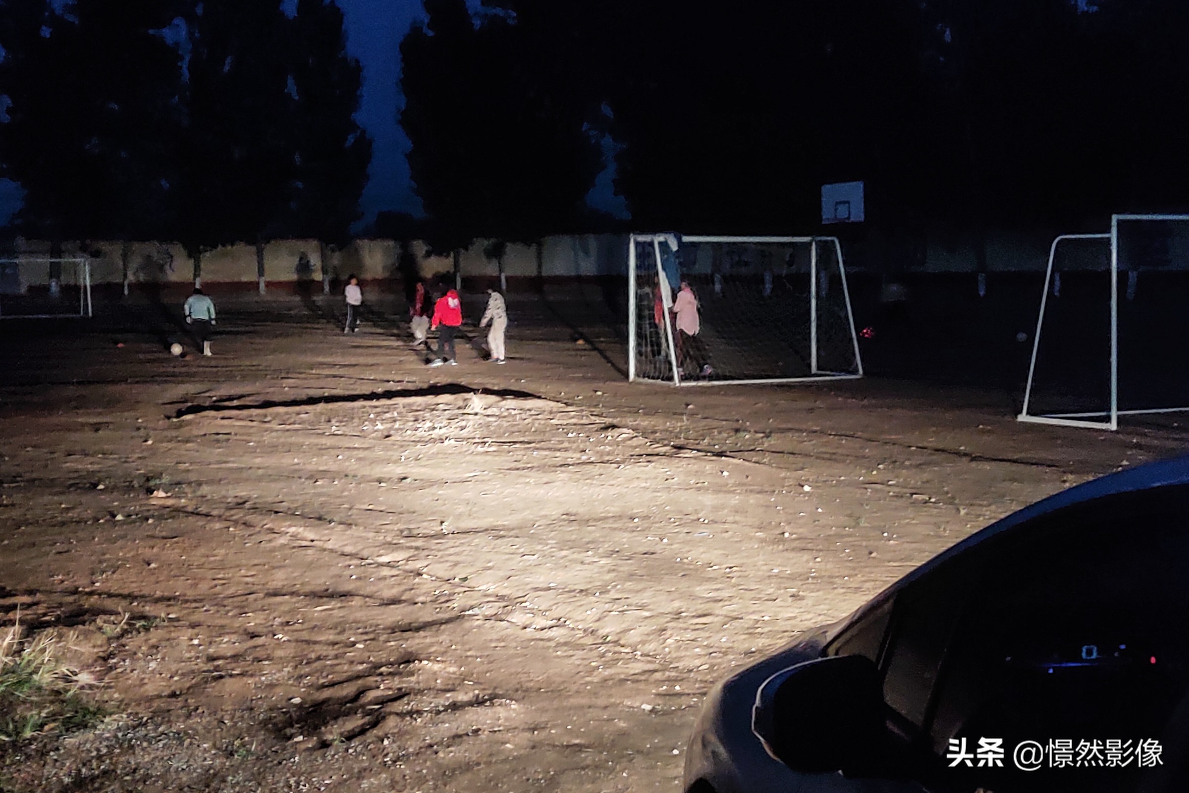 河北乡村隐匿着一支小学足球队晚上老师用车灯照亮操场训练