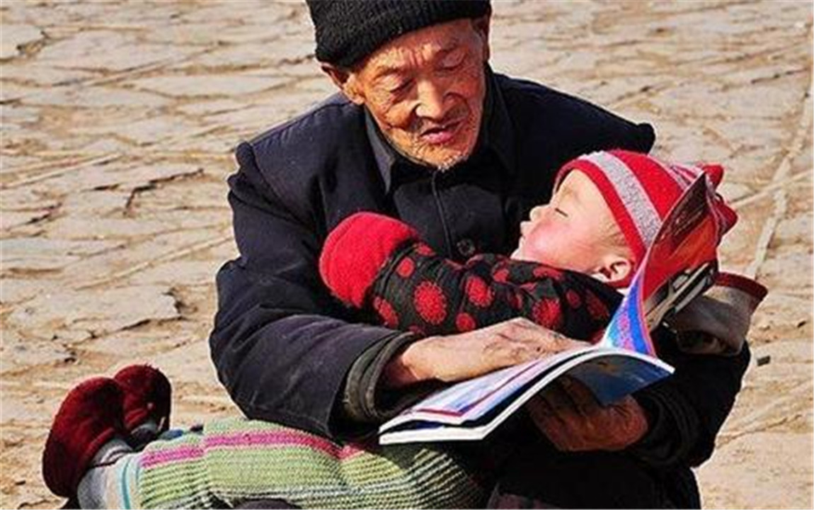 奶奶错误哄娃方式,导致6个月大宝宝脑损伤,医生:老人无知