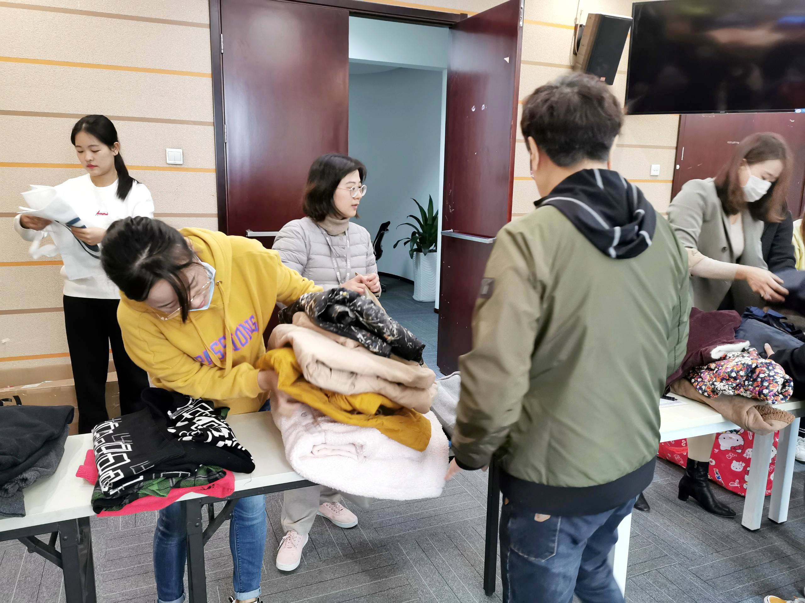 「融鑫公益」衣暖身，爱暖心