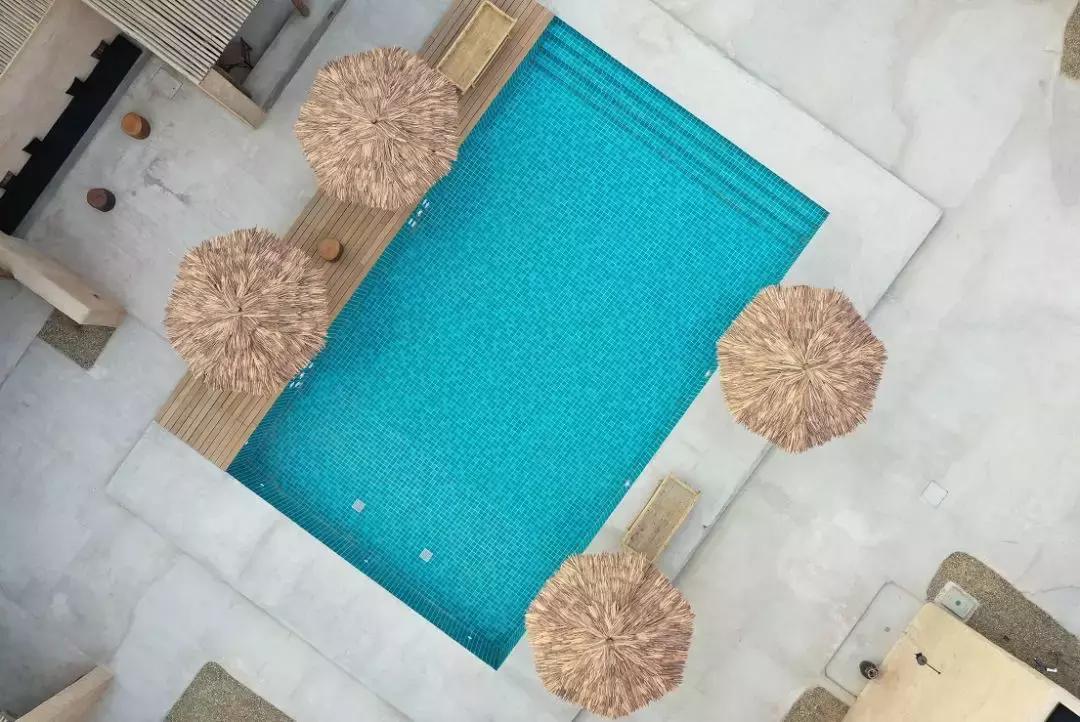 把泳池搬进沙漠，圈黄河做庭院，一个男人的西部世界，可以有多野