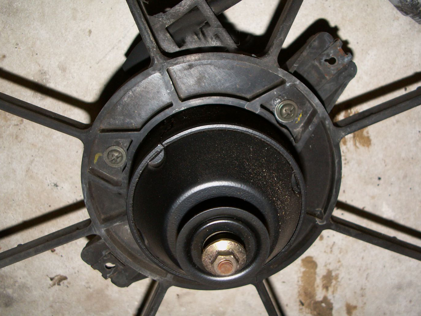 轿车散热风扇不转导致开锅,汽车散热器开锅怎么解决