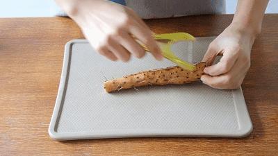 山药去皮一根筷子就能搞定，手不粘也不痒，简单又快