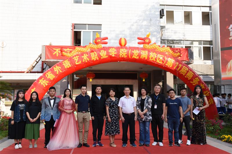 小贸商城“贸泡吧”，首次于校园商品交易会“贸泡”