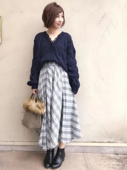 GU的衣服,藏青色u型显瘦上衣