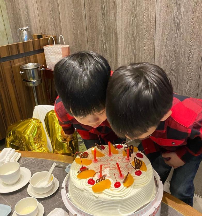 Kimi双胞胎弟弟生日，林志颖给儿子写祝语，母子三人对话温馨