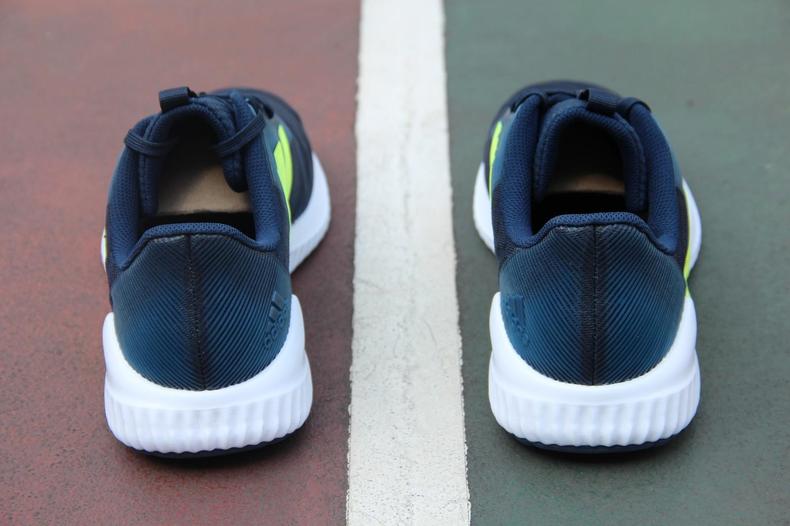 阿迪达斯清风系列跑鞋,夏季跑步阿迪套装