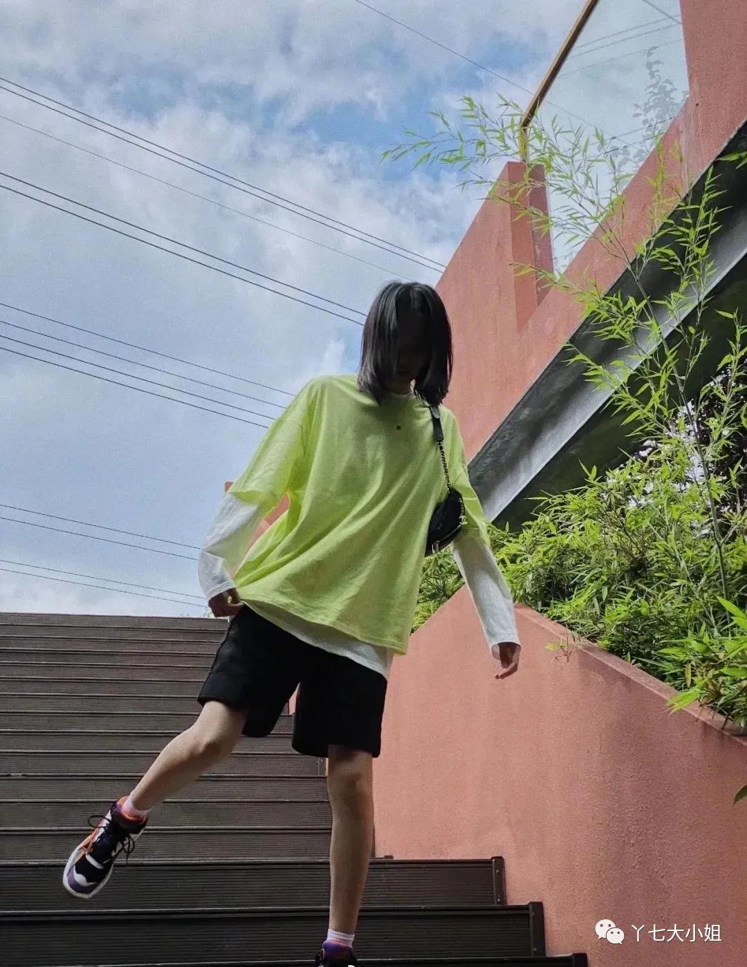 夏季衬衫和t恤叠穿方法,学t恤叠穿混搭法