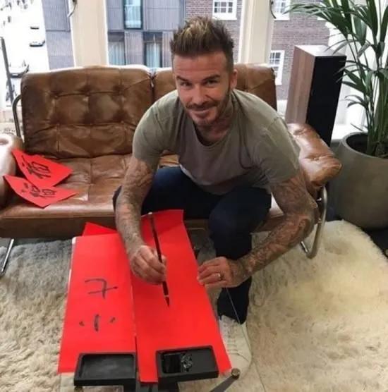 贝克汉姆成长史 (贝克汉姆年轻时和儿子对比)