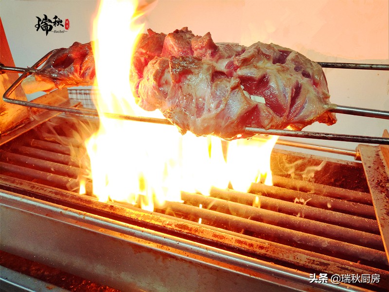 羊肉最适合夏天食用,正宗烤羊腿外酥里嫩的关键