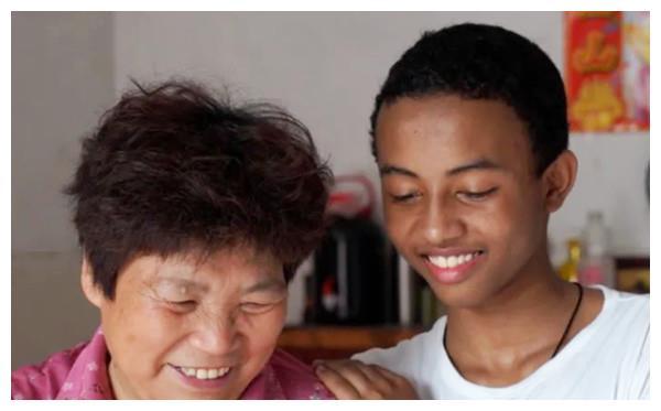 11年前,浙江农村奶奶收养了一个黑人小孩巴比,后来他怎么样了?