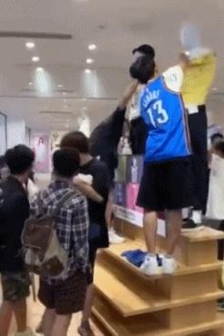 昨天，大型“丧尸”电影，在优衣库真实上演