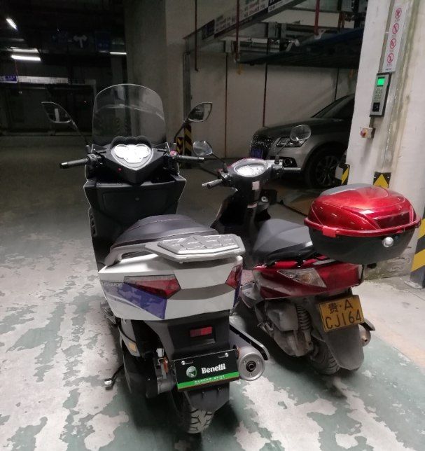 提贝纳利银刃250，售价2万3，刹车疲软，提速如绵羊，后视镜缩水