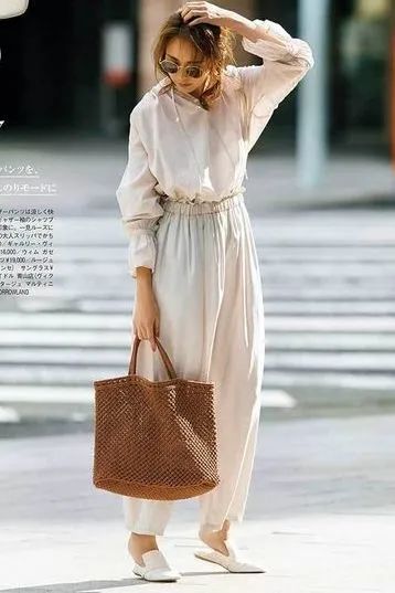 今年流行的衬衫带字母,今年流行衬衫长款花色