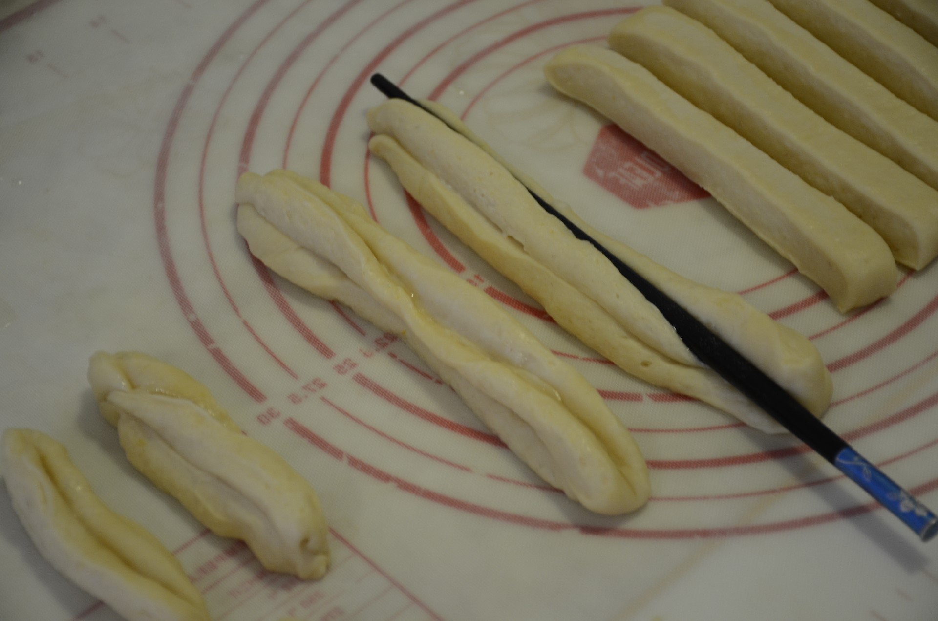 油条不打水线的技巧与配方,油条简单炸法