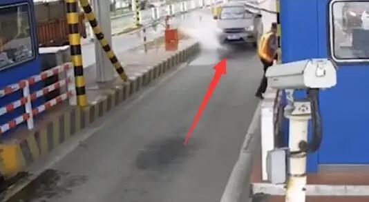 面包车刹车失灵冲向收费站？学会这几招关键时刻能保命