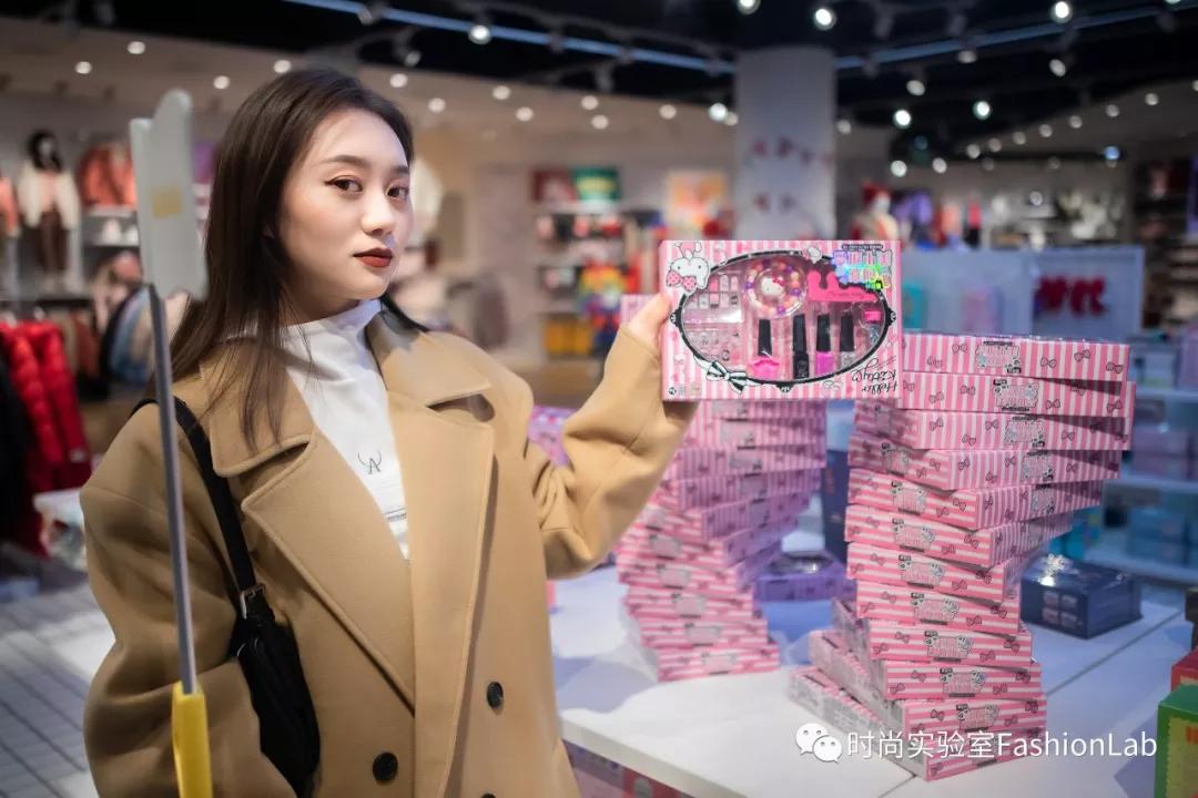 送对年终礼物是当代青年的社交核*器武**