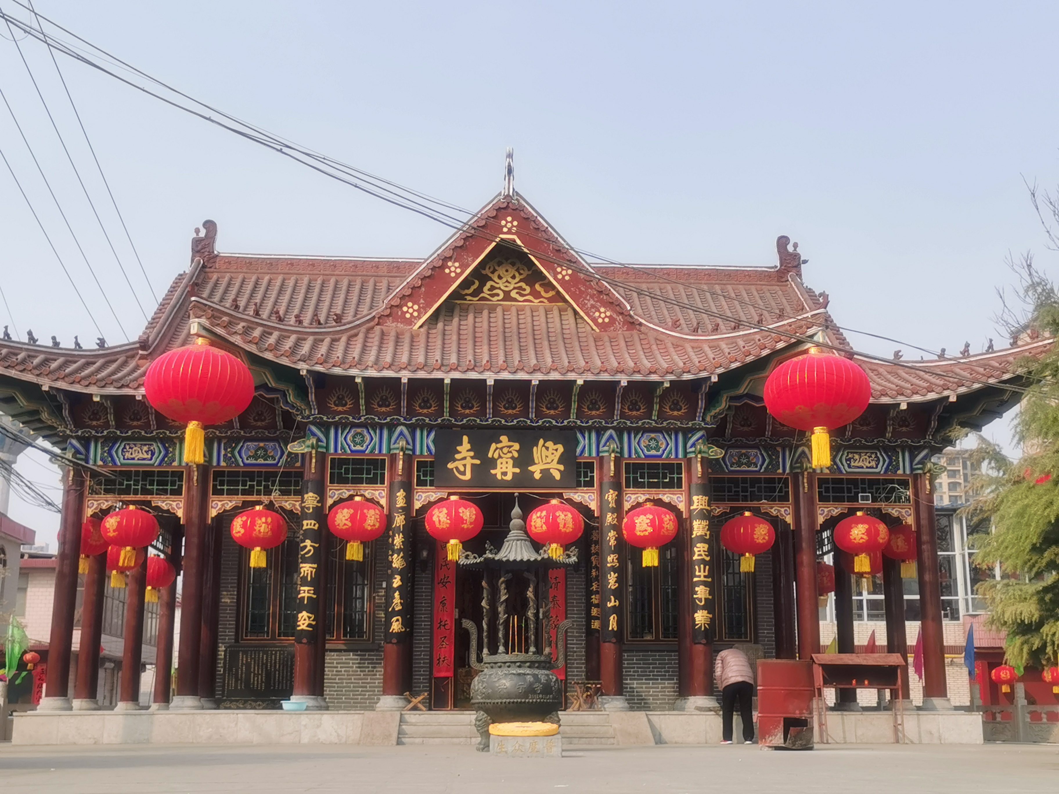 这里藏有一尊历经劫难的玉佛，1400年庇佑村民，村庄因佛得名