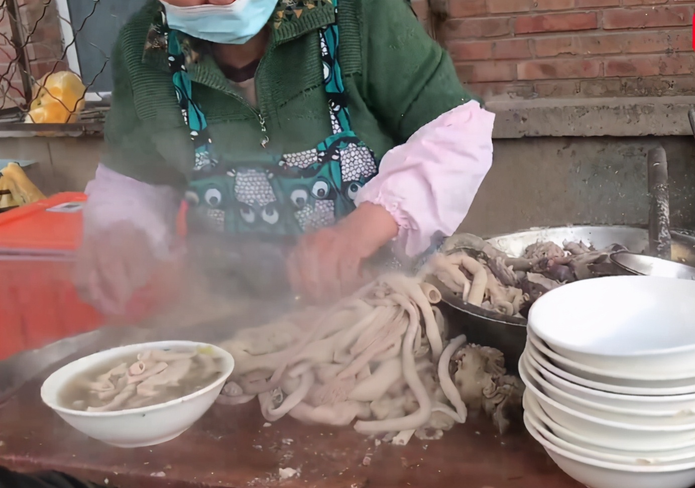 沧州大姐卖重口早餐,20多年仍是破烂小摊,客人都站着吃,味道好