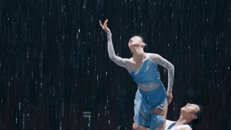 金晨瘦背瘦手臂,金晨又成功穿出三七分比例身材